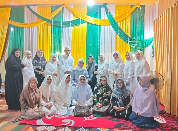 KH Abdullah Basya Bacakan Manaqib Sayidah Khadijah Di Pesantren Al Fath Wan Nasr