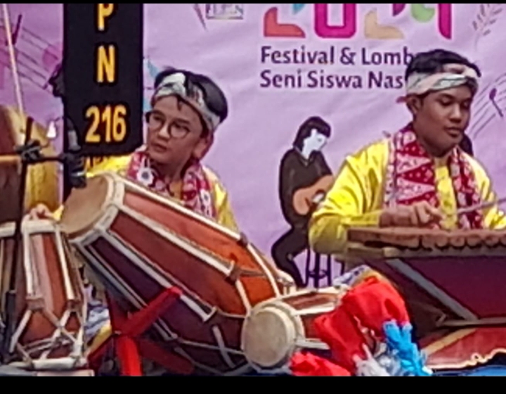 Ganteng Aksi Pemain Gendang Heboh bikin Semarak Festival dan Lomba Seni Siswa Nasional SMP 216 Jakar...