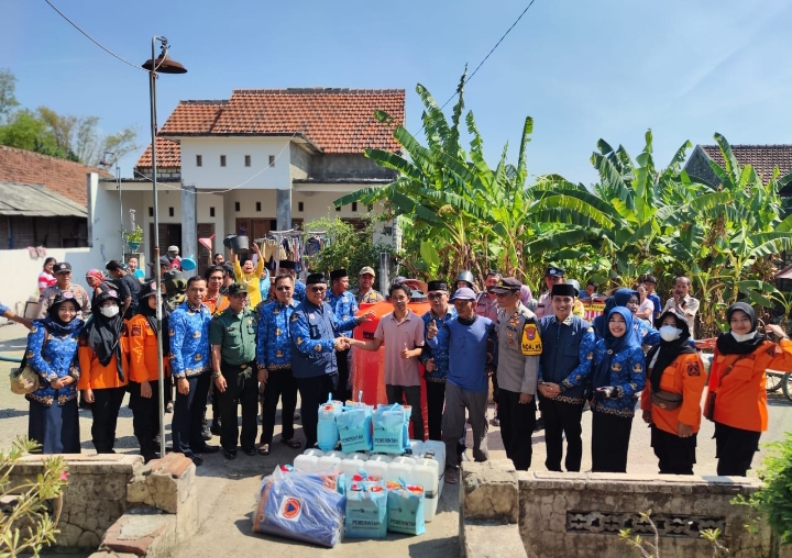 Babinsa Koramil 0812/05 Kembangbahu Bersinergi Dalam Suplai Air Bersih