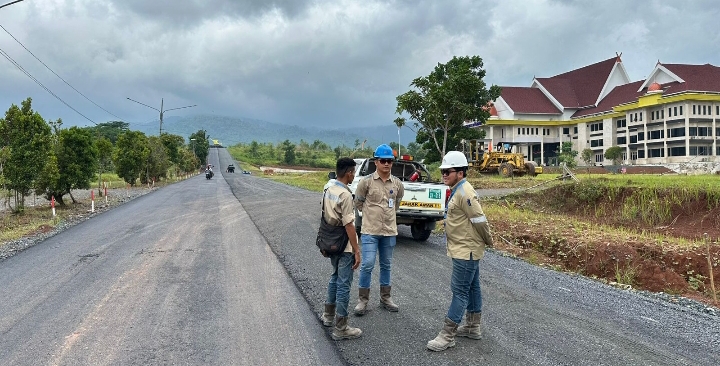 Melalui Dana Kompensasi, PT SSC Aspal Jalan Menuju Kantor Bupati Kotabaru